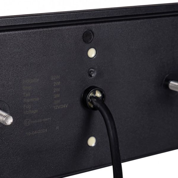 Feu arrière LED mince à 6 fonctions | Avec triangle intégré | 12/24 V