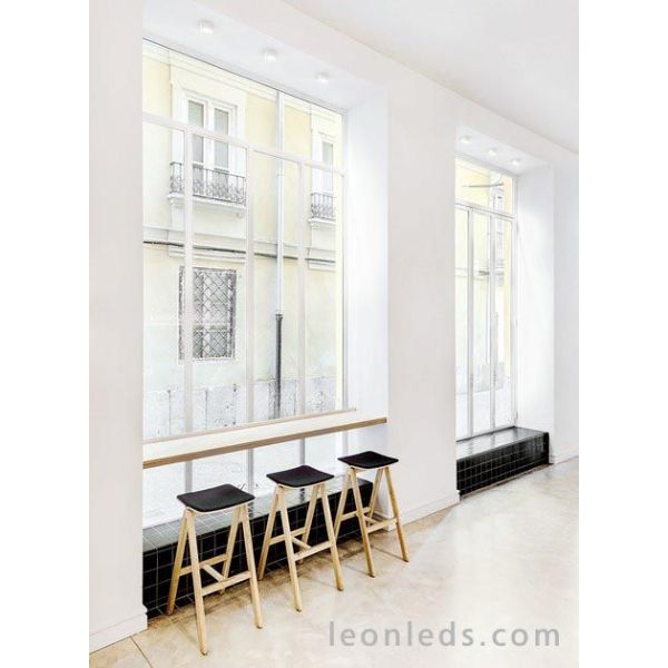 Puck LED à installer sur une surface blanche et un design moderne de la marque Arkos Light | Éclairage LeonLeds