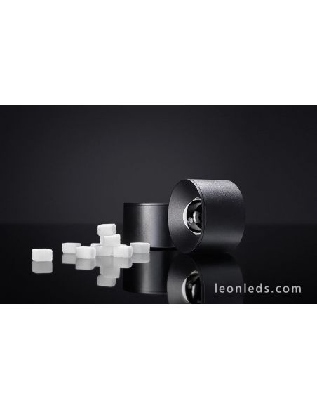 Puck LED da Arkos Light na cor preta, um moderno projetor para ser instalado no teto | Leon Iluminação LED