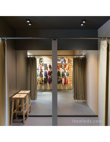 Spot LED rond noir Puck par Arkos Light au design moderne pour montage en saillie | Éclairage LeonLeds