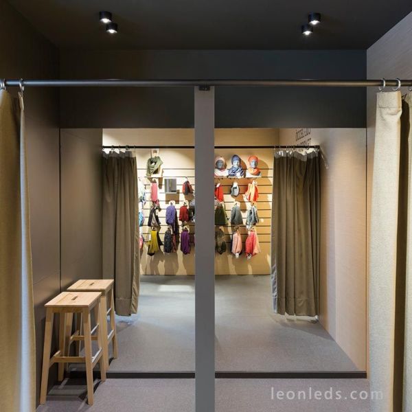 Foco LED redondo negro Puck de Arkos Light de diseño moderno para instalar en superficie | LeonLeds Iluminación