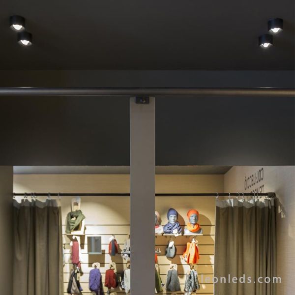 Foco LED redondo negro Puck de Arkos Light de diseño moderno para instalar en superficie | LeonLeds Iluminación