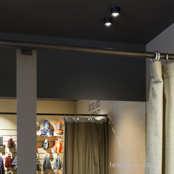 Foco LED redondo negro Puck de Arkos Light de diseño moderno para instalar en superficie | LeonLeds Iluminación