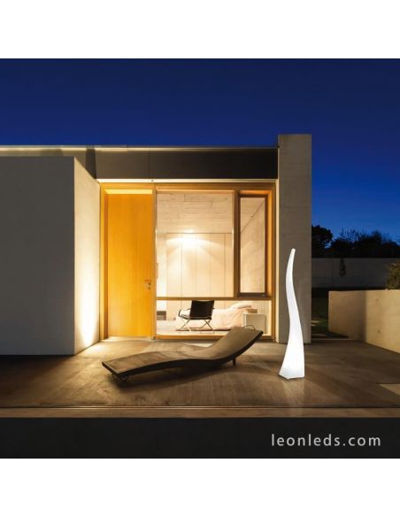 Candeeiro de chão exterior moderno da série Flame da Mantra | Leon Iluminação LED