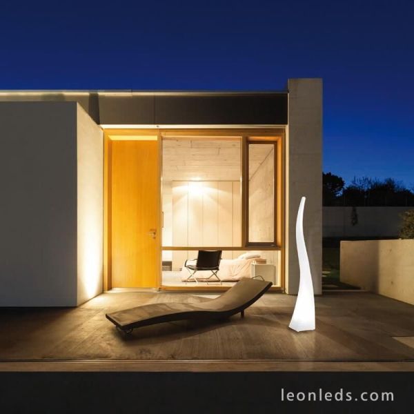 Lampadaire d'extérieur moderne de la série Flame de Mantra | Éclairage LeonLeds