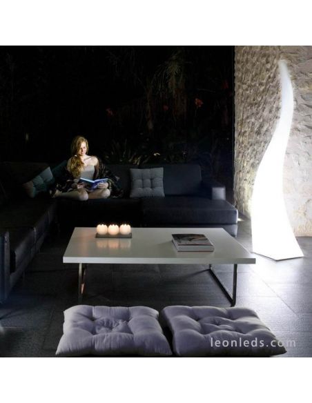 Candeeiro de chão instalado no exterior Série Flame da Mantra | LeonLeds Iluminação exterior