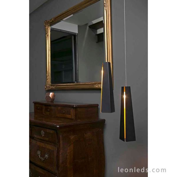 Suspension moderne noire et dorée Pluma de Faro Barcelona | Plafonniers LeonLeds