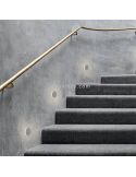 Baliza LED empotrable Miura instalada en una escalera
