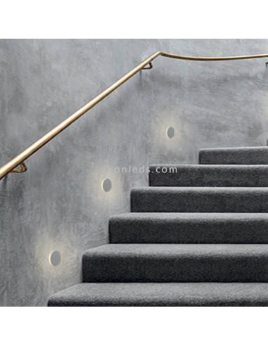 Gyrophare LED encastré Miura installé sur un escalier