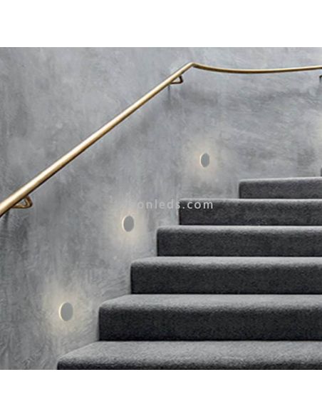Baliza LED empotrable Miura instalada en una escalera