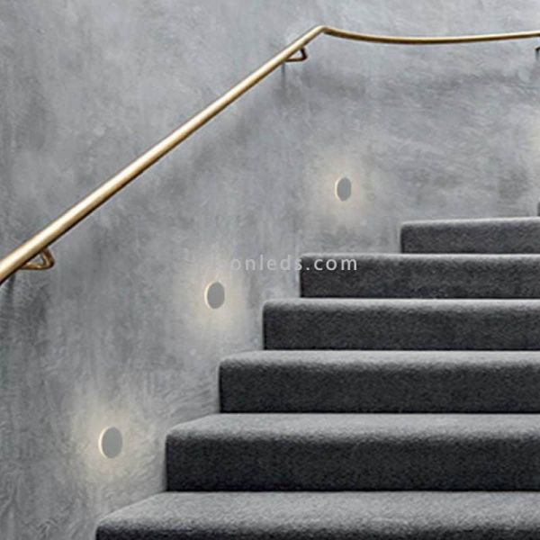 Gyrophare LED encastré Miura installé sur un escalier