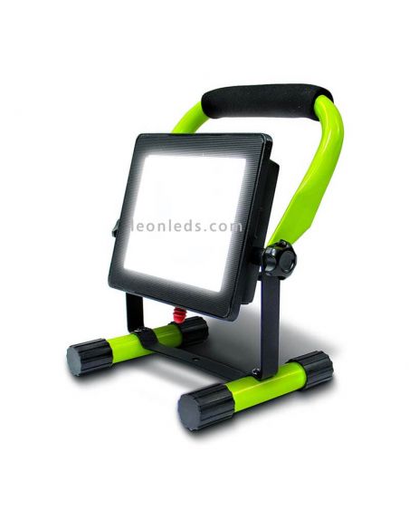 Projecteur LED portable léger 10W avec câble de 1,5 mètre 5000k Luceco EFLDW10B50 | LeonLeds.com