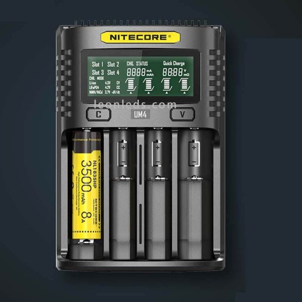 Cargador para 4 baterías UM4 con LCD Cargador inteligente Nitecore | LeonLeds