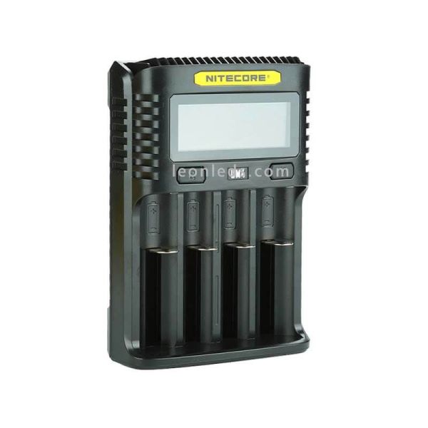 Cargador para cargar 4 baterías UM4 con LCD Cargador inteligente Nitecore | LeonLeds