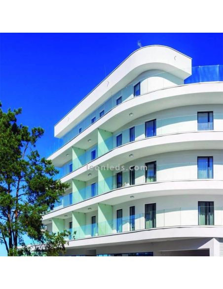 Aplique exterior gris oscuro Bachelor Mantra ambiente | LeonLeds Iluminación