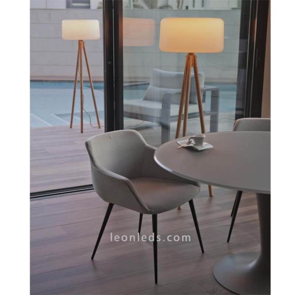 Luminária tripé de madeira com cabo externo de intensidade regulável Chloe New Garden | Leon Iluminação LED