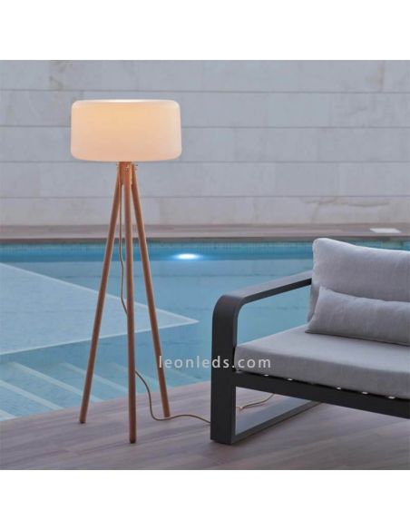 Lámpara trípode madera cable exterior foto ambiente Chloe New Garden | LeonLeds Iluminación