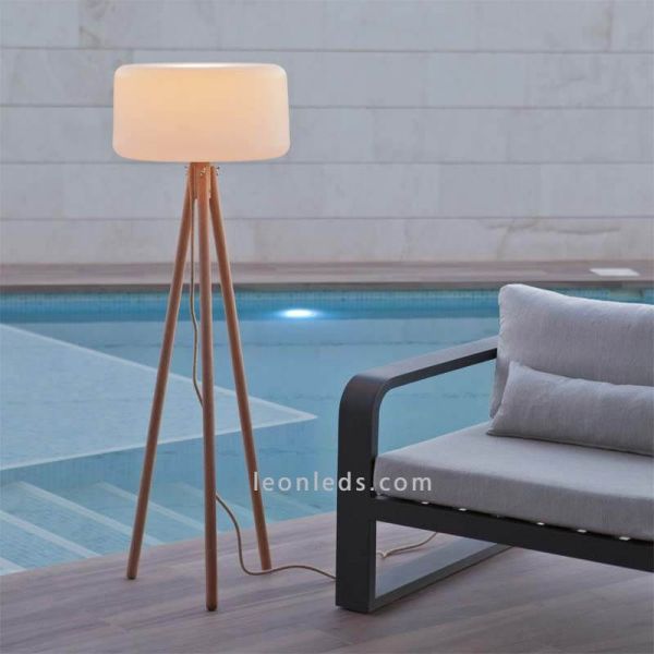 Lámpara trípode madera cable exterior foto ambiente Chloe New Garden | LeonLeds Iluminación