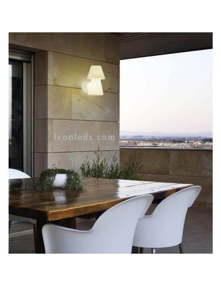 Aplique de pared exterior blanco Lola 35 fot ambiente New Garden | LeonLeds Iluminación