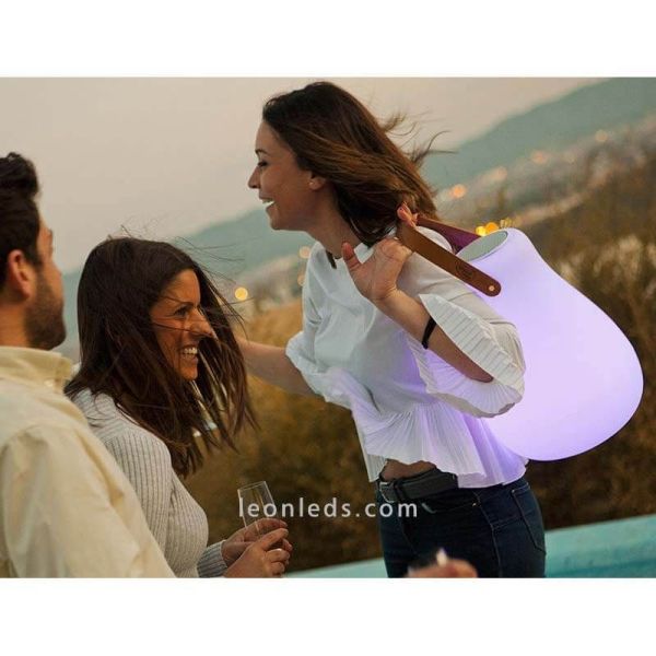 Lámpara de sobremesa LED RGB exterior portátil altavoz Kurby Play foto de ambiente New Garden | LeónLeds Iluminación