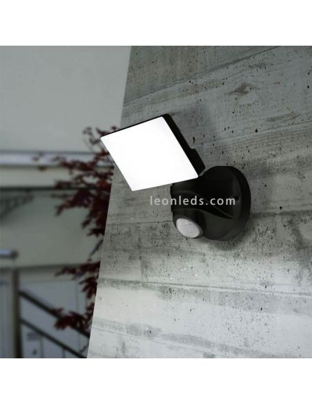 Aplique LED de exterior con sensor para jardín Pagino | LeónLeds Iluminación | lámpara de pared negra ambiente