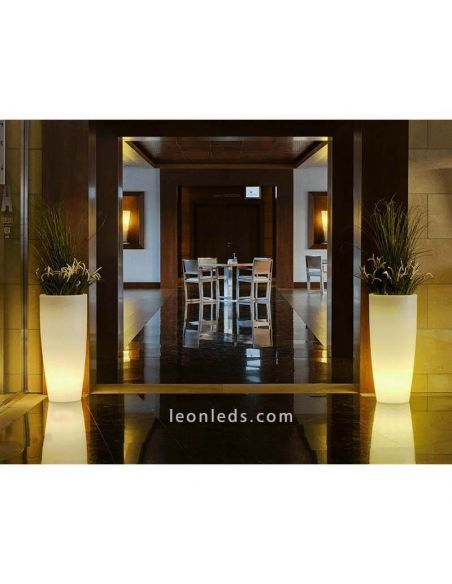 Macetero con luz para zonas de exterior con cable Bambú 90Cm foto de ambiente marca New Garden | LeónLeds Iluminación