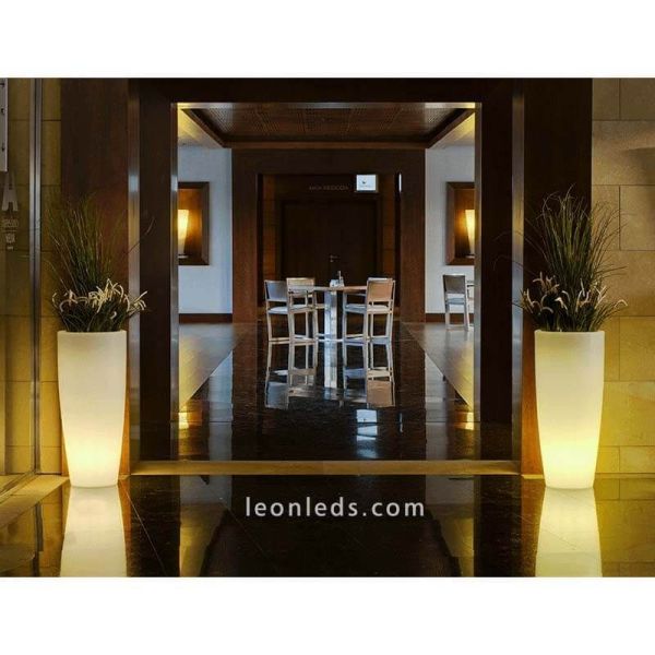 Floreira com luz para áreas externas com cabo de Bambu 90Cm foto de ambiente marca New Garden | Leon Iluminação LED