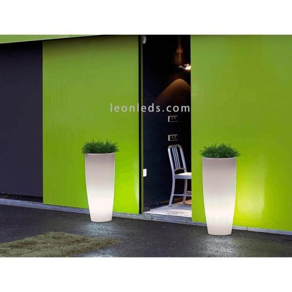 Pot de fleurs blanc avec lumière blanche pour l'extérieur avec câble noir série Bamboo 90Cm New Garden | Éclairage LeonLeds
