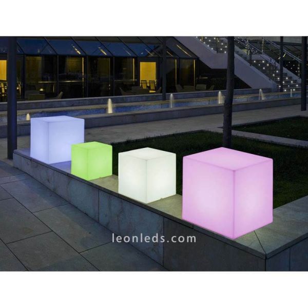 Cubo iluminado exterior con luz tipo RGB carga solar y batería recargable Cuby 53 marca New Garden | LeónLeds Iluminación