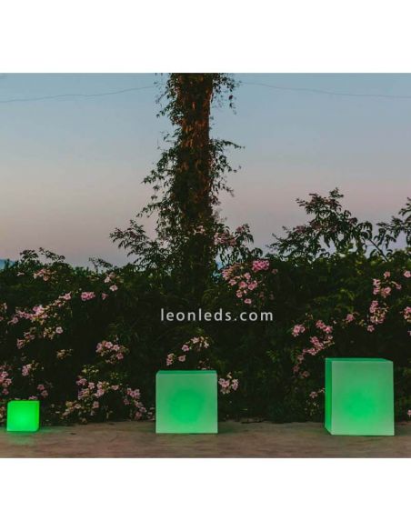 Cubo exterior con luz tipo RGB carga solar y batería recargable serie Cuby 53 New Garden | LeónLeds Iluminación