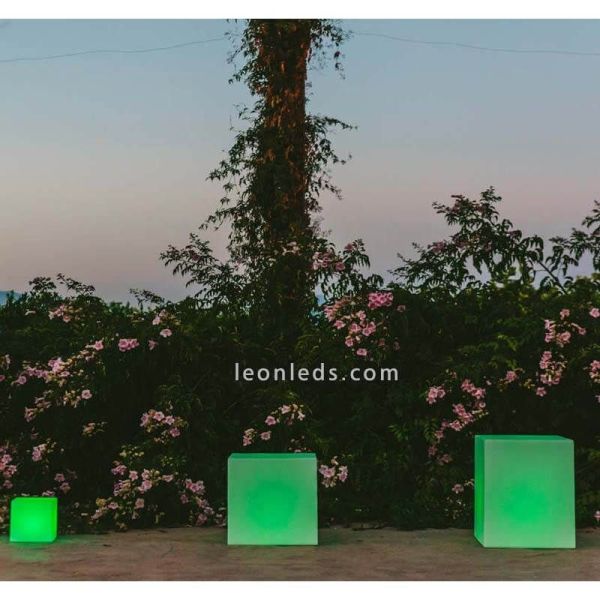 Cubo exterior con luz tipo RGB carga solar y batería recargable serie Cuby 53 New Garden | LeónLeds Iluminación