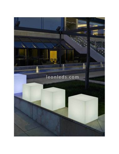 Cubo con luz carga solar y batería recargable exterior Cuby 45 marca New Garden | LeónLeds Iluminación