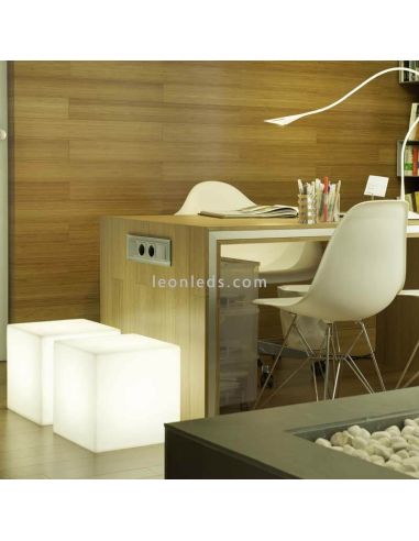 Mesa y asiento LED Cuby 32 exterior con 2 acabados luz fría  New Garden | LeónLeds Iluminación
