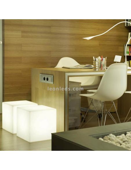 Mesa y asiento LED Cuby 32 exterior con 2 acabados luz fría  New Garden | LeónLeds Iluminación