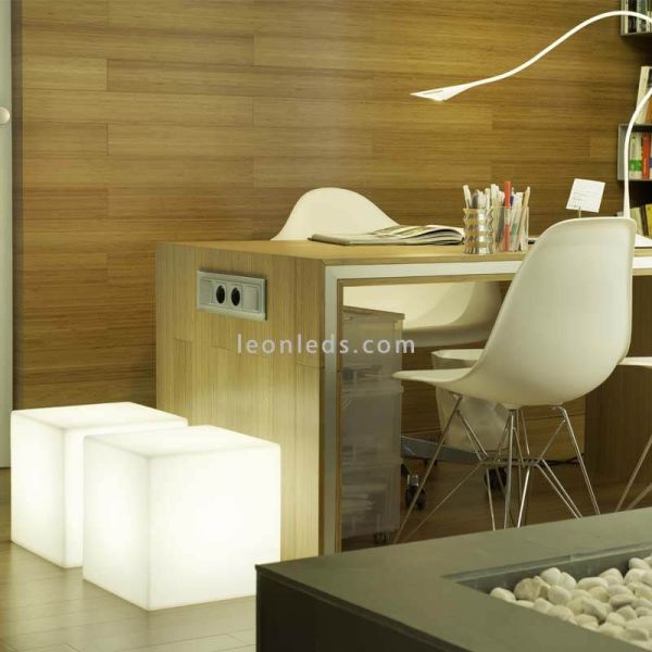 Mesa y asiento LED Cuby 32 exterior con 2 acabados luz fría  New Garden | LeónLeds Iluminación