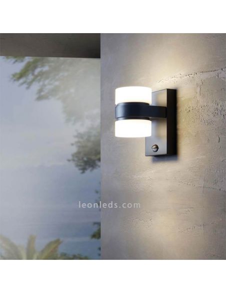 Aplique LED para exterior sensor de movimiento Atollari foto de ambiente Eglo Iluminación | LeonLeds Iluminación