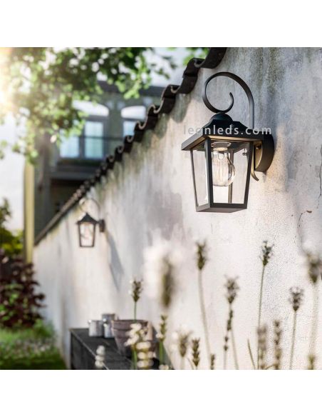 Aplique para exterior clásico E27 Buzzard foto de ambiente Philips | LeonLeds Iluminación