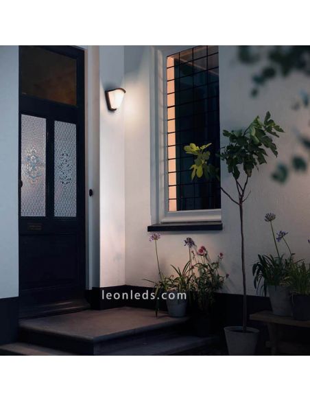 Candeeiro de parede exterior de alumínio E27 Kiskadee foto do ambiente Philips | Leon Iluminação LED