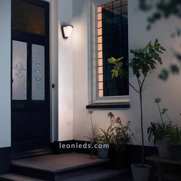 Candeeiro de parede exterior de alumínio E27 Kiskadee foto do ambiente Philips | Leon Iluminação LED