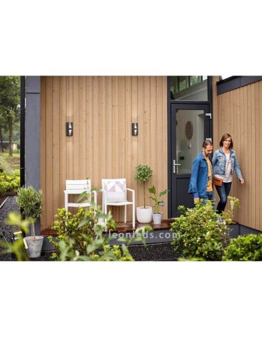 Aplique LED exterior de pared IP44 Shadow foto de ambiente Philips | LeonLeds Iluminación