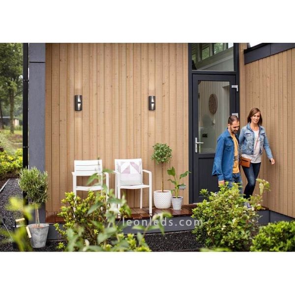 Aplique LED exterior de pared IP44 Shadow foto de ambiente Philips | LeonLeds Iluminación