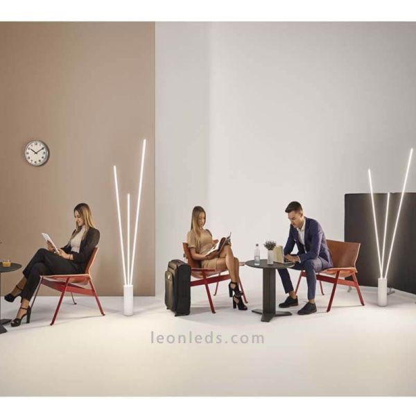 Luminária de pé 3 luzes LED brancas Foto ambiente vertical Mantra Iluminación | Leon Iluminação LED