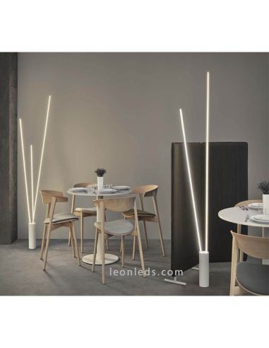 Luminária de pé interior LED cor preta Foto ambiente vertical Mantra Iluminación | Leon Iluminação LED