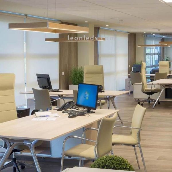 Lámpara cuadrada de madera en suspensión minimalista Manolo | LeónLeds Iluminación | Lámpara de techo marrón