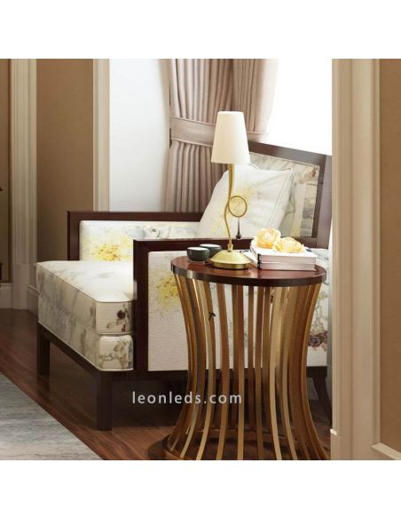 Clássico candeeiro de mesa dourado série Paola 1XE14 foto ambiente Mantra Iluminación | Leon Iluminação LED