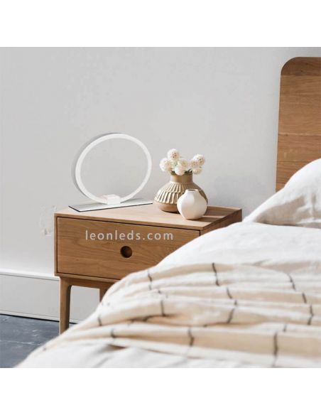 Lámpara de mesa LED redonda Blanca KiteSurf  foto de ambiente marca Mantra | LeonLeds Iluminación