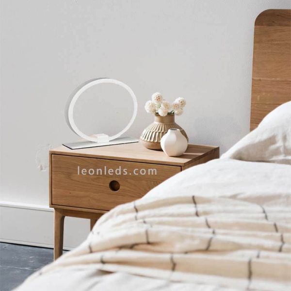 Lámpara de mesa LED redonda Blanca KiteSurf  foto de ambiente marca Mantra | LeonLeds Iluminación