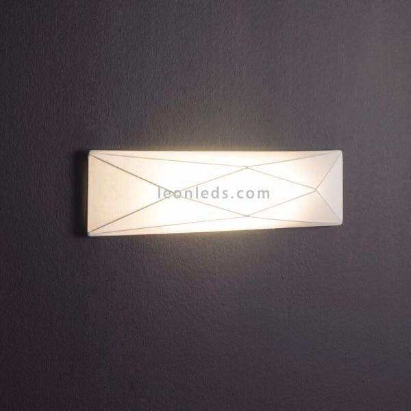 Plafón textil alargado y rectangular blanco Polaris | LeónLeds Iluminación | Aplique de pared de tela moderno con pared negra