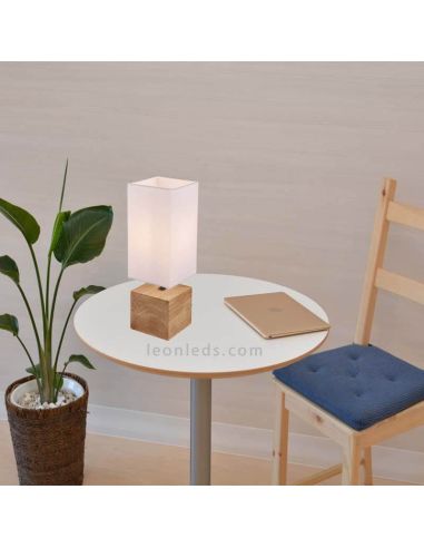 Lámpara de mesa de madera y color blanca Woody foto de ambiente marca Trio Lighting | LeonLeds