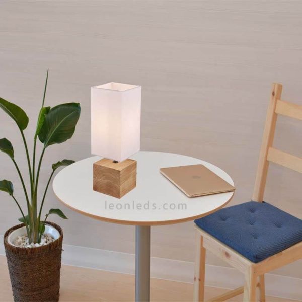 Lámpara de mesa de madera y color blanca Woody foto de ambiente marca Trio Lighting | LeonLeds
